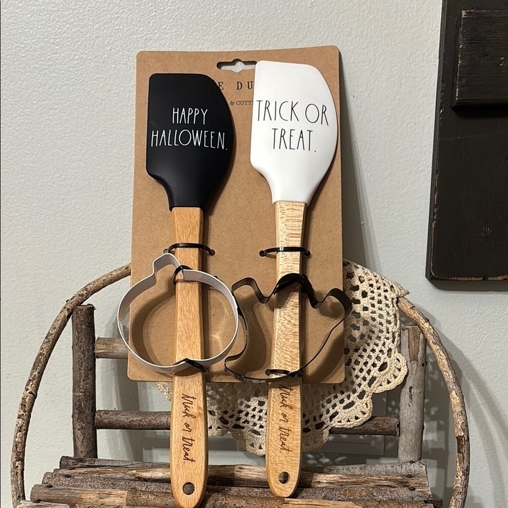 Rae Dunn HAPPY HALLOWEEN & TRICK OR TREAT SPATULAS & COOKIE CUTTER SET NEW